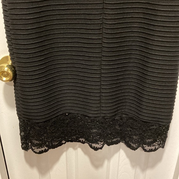 NWOT - R&M Richards New York Black Lace Sleeveless Sequinned Dress - Sz 12 - Picture 4 of 12